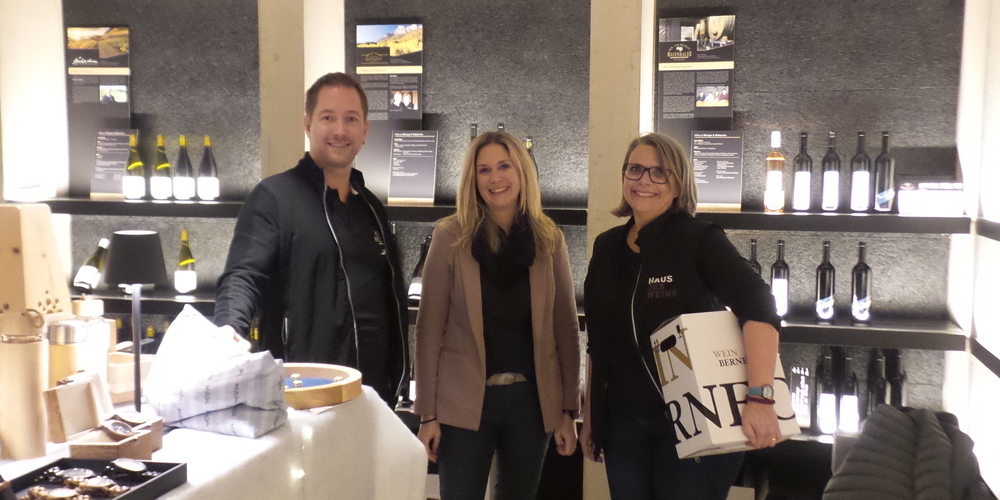 Marlen Oggier (re) mit den «Holzhelden» Ramona und Matthias Frei