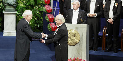 König Carl XVI. Gustaf von Schweden (r) übergibt John F. Clauser, Physiker aus den USA, den Nobelpreis für Physik während der Nobelpreisverleihung in der Konzerthalle. Foto: Christine Olsson/TT NEWS AGENCY/AP/dpa