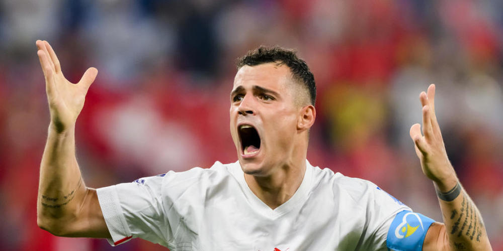 Zana Avdiu, die Kritikerin von Granit Xhakas (Bild) Griff in den Schritt im WM-Spiel Schweiz-Serbien, wird derart bedroht, dass sie unter Polizeischutz steht. "Was ich sage, passt sehr vielen Männern nicht", sagte die Kosovarin im Interview mit de...