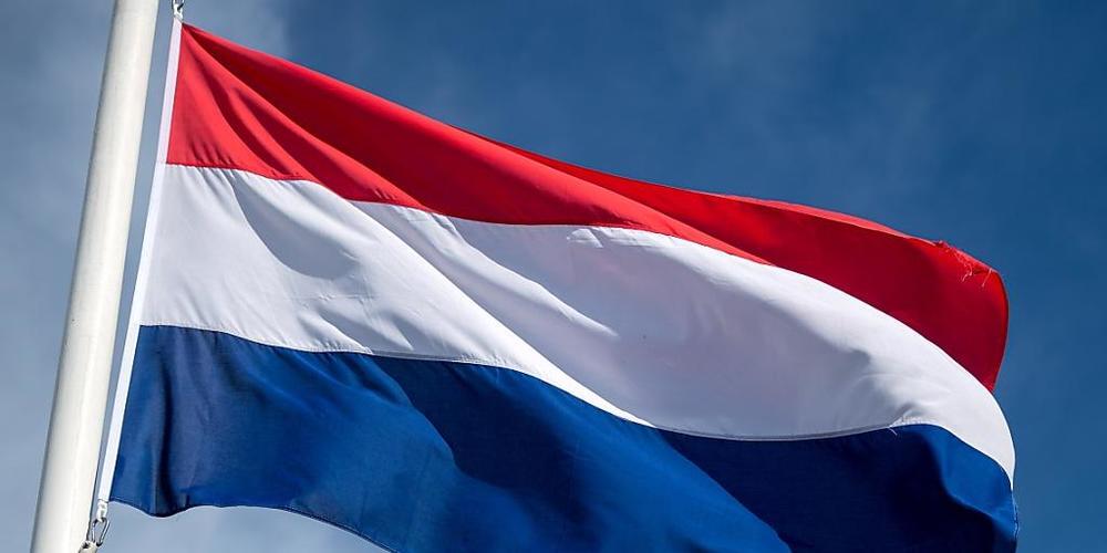 ARCHIV - Die Flagge der Niederlande weht nahe der deutsch-niederländischen Grenze. Foto: Sina Schuldt/dpa