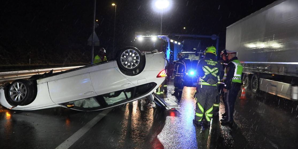 Das Auto kam nach Überschlag auf dem Dach zu liegen