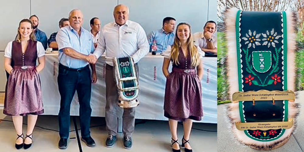 Im Beisein von zwei Ehrendamen des diesjährigen Kantonalschwingfestes übergibt Martin Senn Georges Gladig als OK-Präsident vom Kantonalschwingfest 2023 offiziell eine Schelle als Ehrengabe.