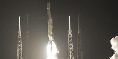 Eine Falcon-9-Rakete mit dem privaten japanischen Mondlander an Bord startet vom US-Weltraumbahnhof Cape Canaveral in Florida.