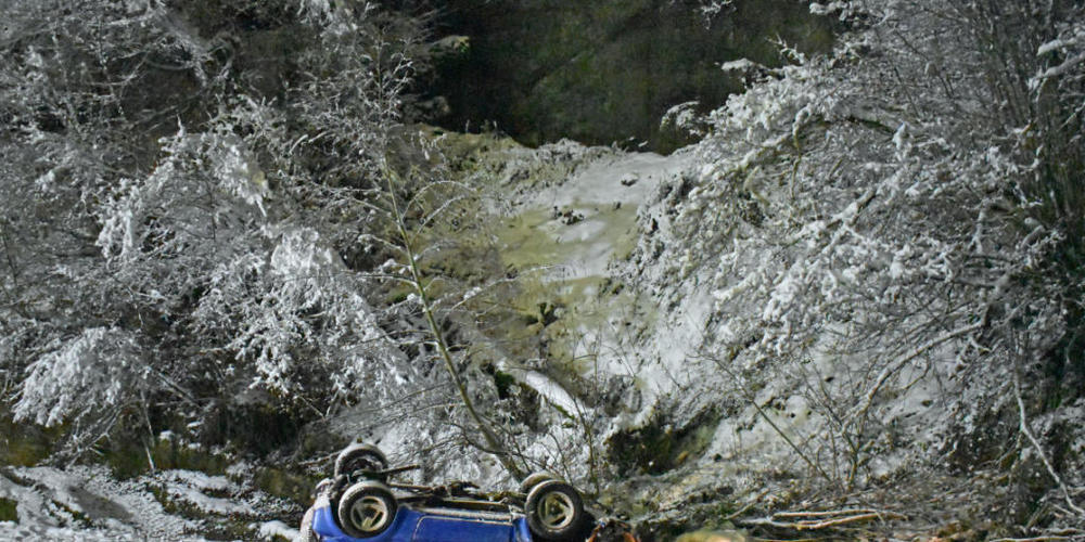 Das Auto kam nach einem Sturz über eine 50 Meter hohe Felswand in Hasle LU auf dem Dach zum Stillstand. Der Autolenker zog sich tödlich Verletzungen zu.