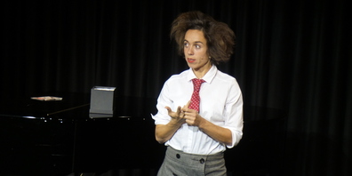 Claire vulgo Judith Bach mit ihrer Kostümierung frisch aus dem Brocki