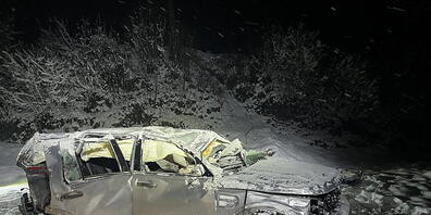 Sechs Menschen wurden bei einem Selbstunfall auf der schneebedeckten Strasse in Goldingen SG verletzt.