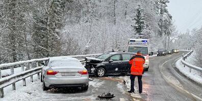 Eine Beifahrerin ist bei der Kollision von zwei Autos bei winterlichen Strassenverhältnissen in Steckborn TG verletzt worden.