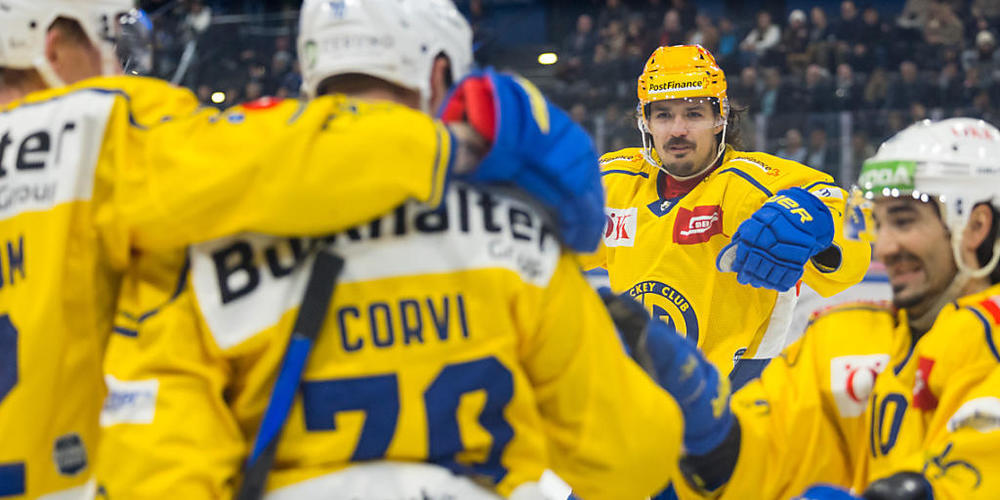 Davos bejubelt den 3:2-Heimsieg nach Penaltyschiessen gegen Fribourg-Gottéron nach einem 0:2-Rückstand