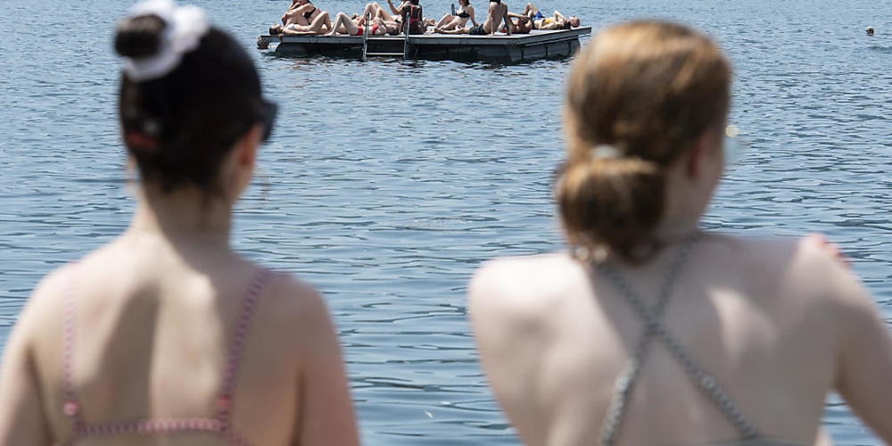 Die Hitze im warmen Jahr 2022 war für viele nur mit Abkühlung im See auszuhalten. (Archivbild vom Zürichsee)