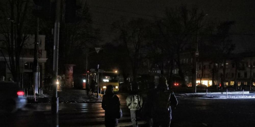 Fußgänger stehen auf einer dunklen Kreuzung im südukrainischen Odessa. Foto: ---/Ukrinform/dpa