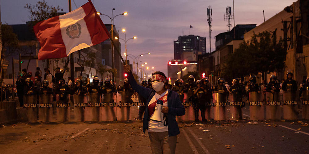 Nach der Amtsenthebung des Präsidenten in Peru gab es Proteste in mehreren Städten, darunter in der Hauptstadt Lima. Viele fordern Neuwahlen. Foto: Lucas Aguayo Araos/dpa