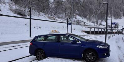 Das Heck des Autos ragte nach dem missglückten Wendemanöver in Lavin GR in den Gleisbereich, weshalb die Züge auf ein anderes Gleis umgeleitet werden mussten.