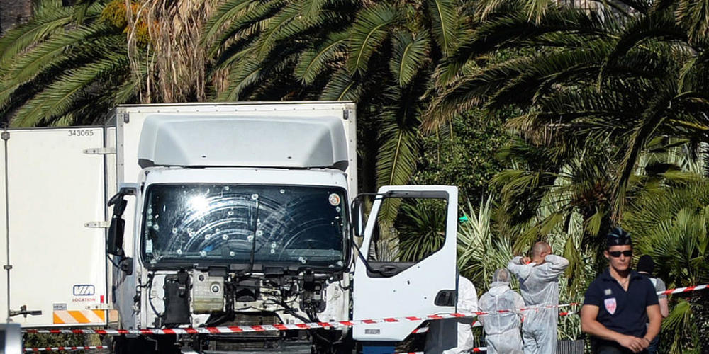 ARCHIV - Der Schock saß nach der Terror-Fahrt über die Strandpromenade tief. Angehörige der Opfer haben bis heute Probleme ihn zu verarbeiten. Foto: picture alliance/Andreas Gebert/dpa