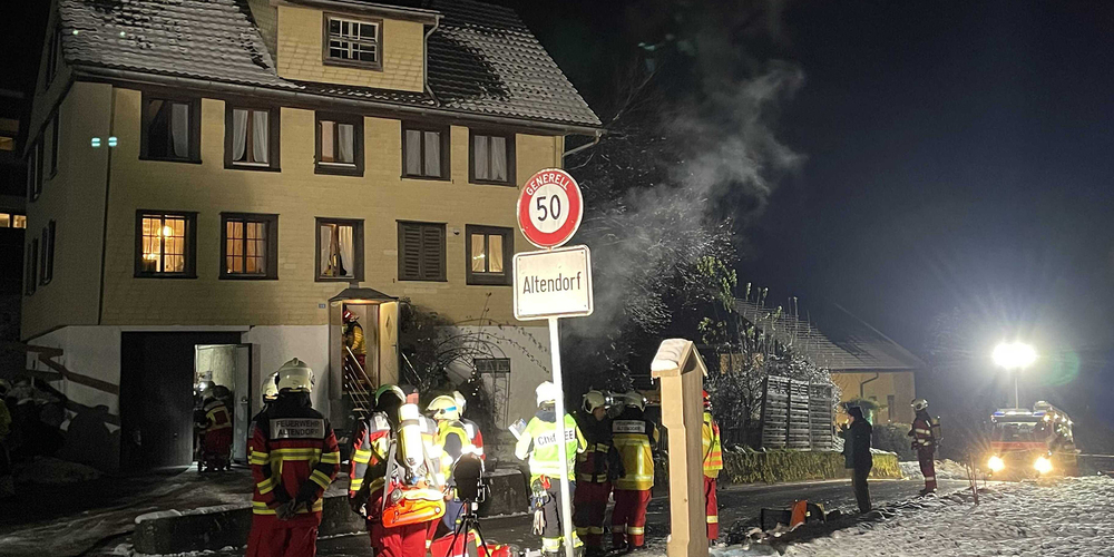 Die Feuerwehrleute beim betroffenen Haus in Altendorf.