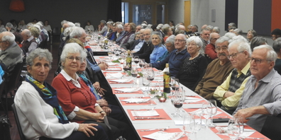 Rund 150 Uzner Seniorinnen und Senioren stimmten sich in der Aula des Schulhauses Haslen auf Weihnachten ein.