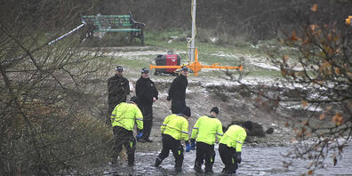 dpatopbilder - Drei Jungen sind bereits gestorben, nachdem sie in Solihull in einen See eingebrochen waren - Rettungskräfte suchen im Wasser nach weiteren Opfern. Foto: Matthew Cooper/PA Wire/dpa