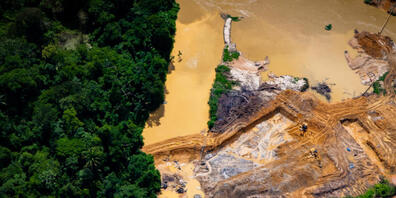 HANDOUT - Auf diesem von Greenpeace zur Verfügung gestellten Bild ist eine Straße am Catrimani-Fluss zu sehen, die laut Mitteilung der Umweltorganisation mehrere illegale Goldgräber-Gruben in einem der größten indigenen Gebiete Brasiliens im Amazo...