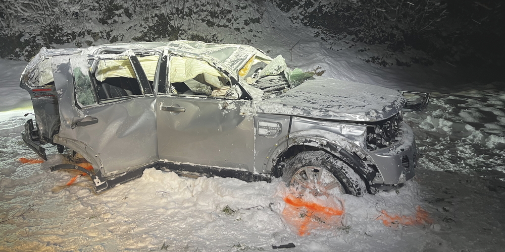 Beim Unfall stürzte das Auto eine Böschung hinunter und überschlug sich mehrmals. Es erlitt Totalschaden.
