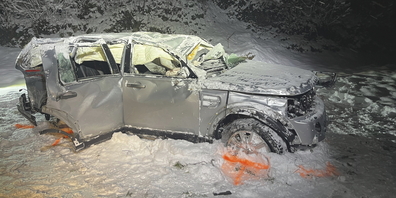 Beim Unfall stürzte das Auto eine Böschung hinunter und überschlug sich mehrmals. Es erlitt Totalschaden.