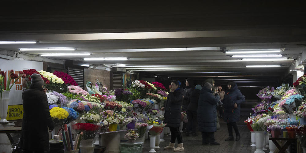 Blumenverkäufer unterhalten sich in einem unterirdischen Durchgang im Stadtzentrum von Kiew. Foto: Efrem Lukatsky/AP/dpa
