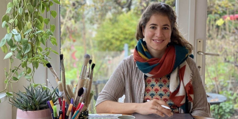 Celine Geser in ihrem kleinen, lichtdurchfluteten Atelier auf dem Hof in Grüt.