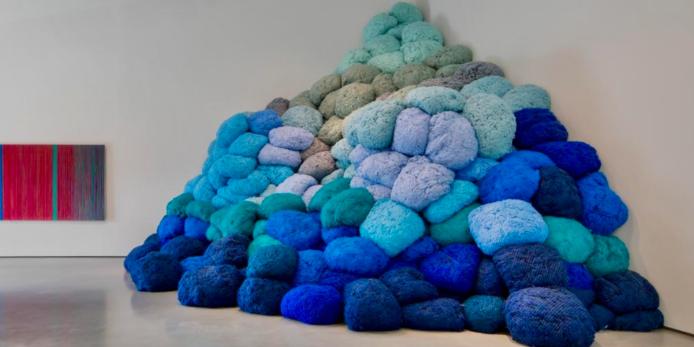 Sheila Hicks, Off Grid, Installationsansicht, The Hepworth Wakefield, 2022, Courtesy The Hepworth Wakefield