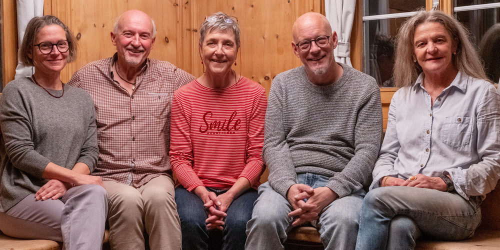 Die letzte gemeinsame Sitzung. Von links Katharina Trachsler aus Peist, (Familienmitglied), Valentin Jost-Pedozzi aus Schiers, (Rechnungsführer), Marietta Kobald-Walli aus Fideris, (Präsidentin), Conradin Liesch aus Klosters, (Beisitzer) und Ladina Thöny-Puorger aus Putz, (Aktuarin).