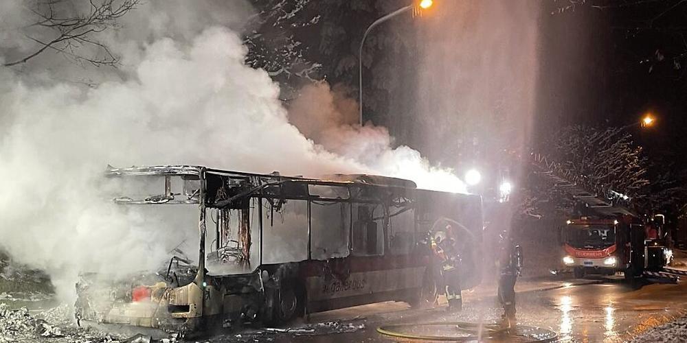 Als der Linienbus der St. Galler Verkehrsbetriebe zu brennen begann, befanden sich keine Fahrgäste darin. Der Chauffeur blieb unverletzt.