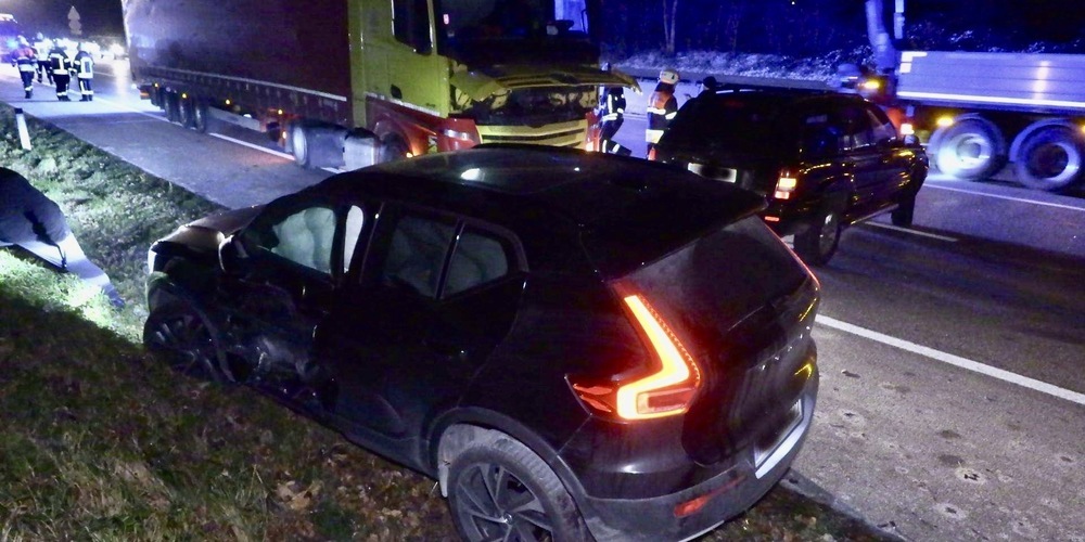 Fünf Autos wurden beim Überrollen des Velos beschädigt, verletzt wurde niemand.