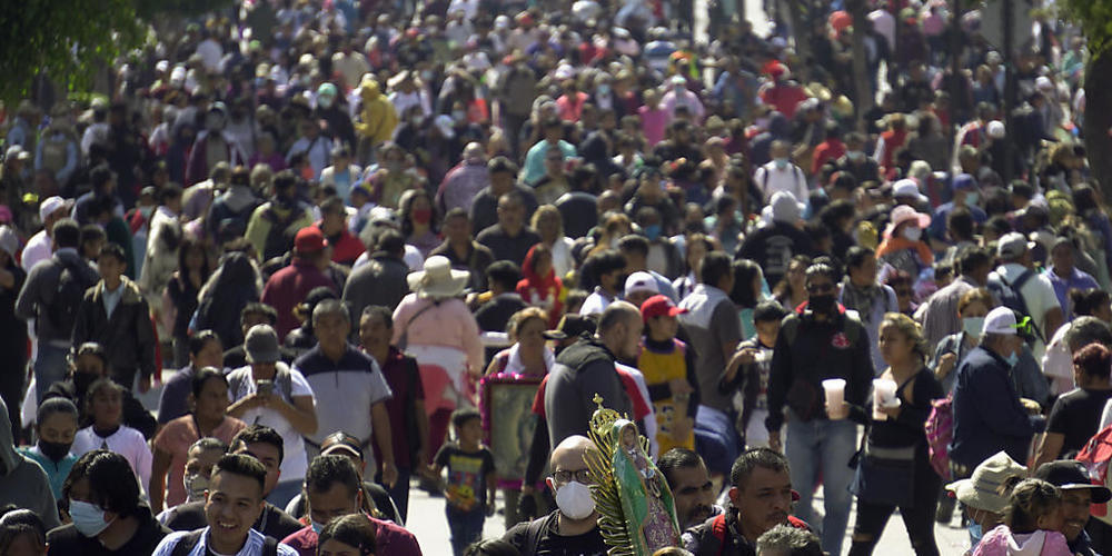 Pilger kommen an der Basilika von Guadalupe in Mexiko-Stadt an. Verehrer der Virgen de Guadalupe (Jungfrau von Guadalupe oder Unsere Liebe Frau von Guadalupe) pilgern zu ihrem Festtag am 12. Dezember, dem Jahrestag einer von mehreren Marienerschei...