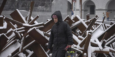 Um den Menschen - wie hier in Kiew - über die Wintermonate zu helfen, bekommt die Ukraine finanzielle Soforthilfen. Foto: Efrem Lukatsky/AP/dpa