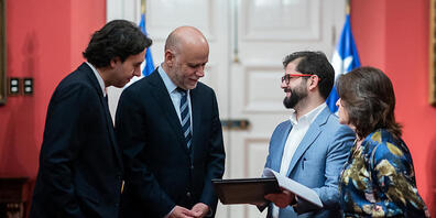 HANDOUT - Gabriel Boric (3.v.l), Präsident von Chile, nimmt nach der Festlegung eines Zeitplans für die Ausarbeitung eines neuen Grundgesetzes an einem Treffen teil. Foto: Marcelo Segura/Presidencia Chile/dpa - ACHTUNG: Nur zur redaktionellen Verw...