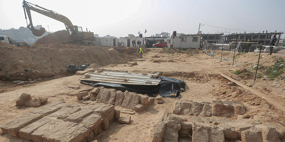 Im Gazastreifen wurden mehr als 60 Gräber in einer antiken Begräbnisstätte entdeckt. Foto: Mohammed Talatene/dpa