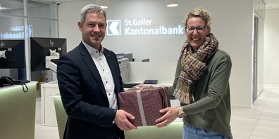 Thomas Lehmann übergibt die Weihnachtsspende in Form eines Geschenkes an die erfreute Kita-Leiterin Manuela Schwager.