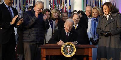 Joe Biden, Präsident der USA, unterzeichnet auf dem Südrasen des Weißen Hauses das Gesetz zum Schutz gleichgeschlechtlicher Ehen. Foto: Patrick Semansky/AP/dpa