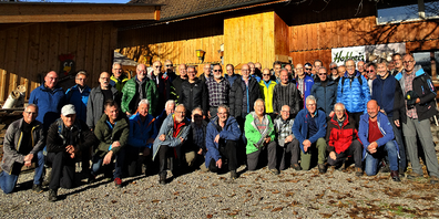 Die Jahrgänger 51-55 vor der Bettenauer Hofbeiz.