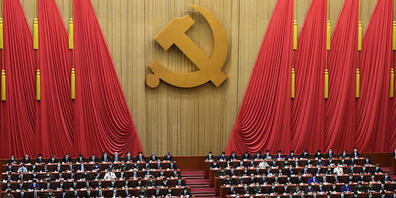 ARCHIV - Delegierte nehmen an der Abschlusszeremonie des 20. Nationalkongresses der regierenden Kommunistischen Partei Chinas in der Großen Halle des Volkes in Peking teil. Foto: Ng Han Guan/AP/dpa