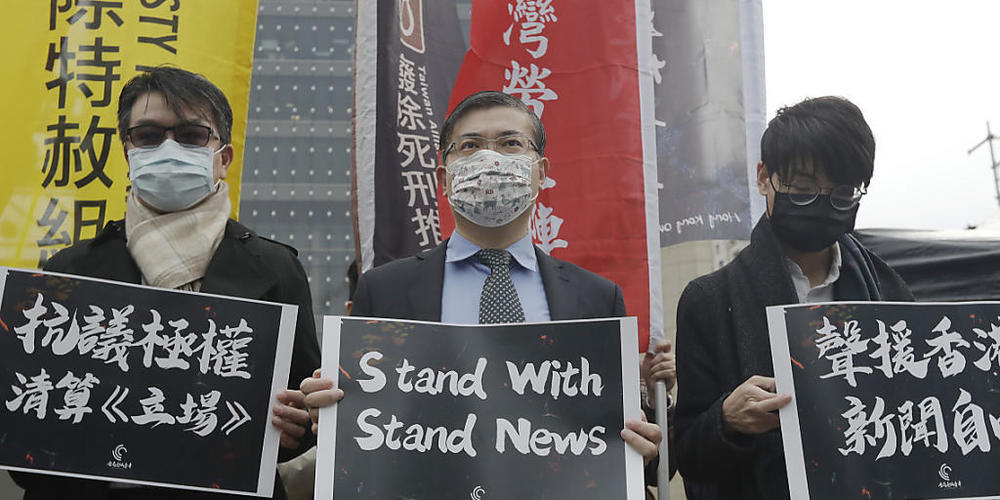 ARCHIV - Demonstranten aus Hongkong und Unterstützer aus Taiwan protestieren vor der Bank of China. Laut Reporter ohne Grenzen haben noch nie so viele Journalisten auf der Welt wegen ihrer Arbeit im Gefängnis gesessen wie im Jahr 2022. Foto: Chian...