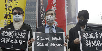 ARCHIV - Demonstranten aus Hongkong und Unterstützer aus Taiwan protestieren vor der Bank of China. Laut Reporter ohne Grenzen haben noch nie so viele Journalisten auf der Welt wegen ihrer Arbeit im Gefängnis gesessen wie im Jahr 2022. Foto: Chian...