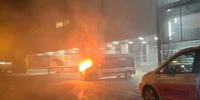 Nach einem Auffahrunfall in Winterthur geriet ein Lieferwagen in Brand.