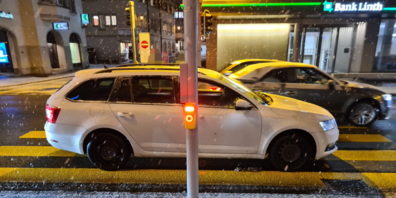 Der Fussgänger überquerte die Strasse trotz Rotlicht der Ampel.