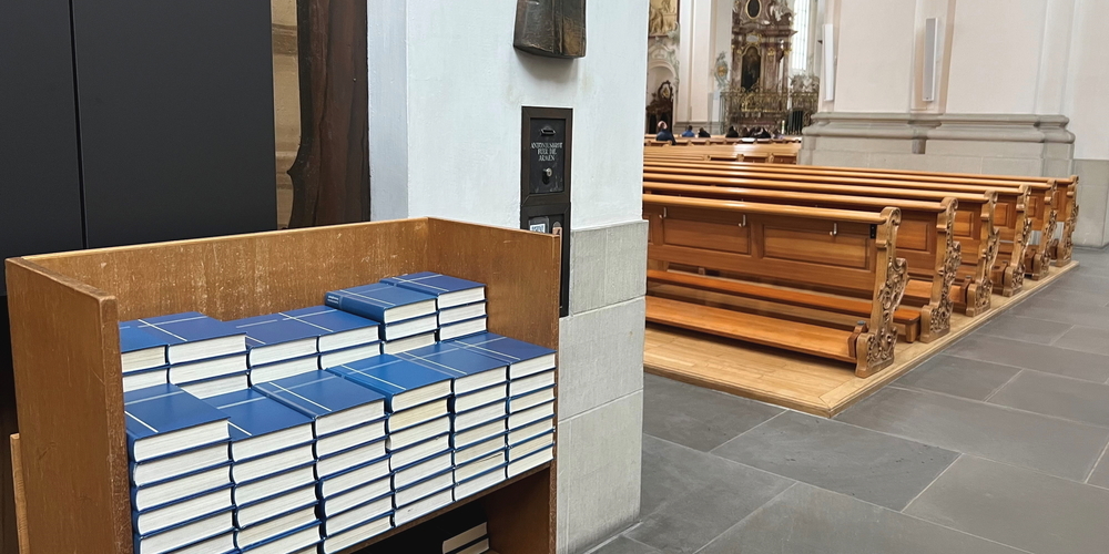 Das blaue Gesangsbuch in den katholischen Kirchen soll durch ein schlankeres Buch, eine Internetplattform und eine App ersetzt werden.