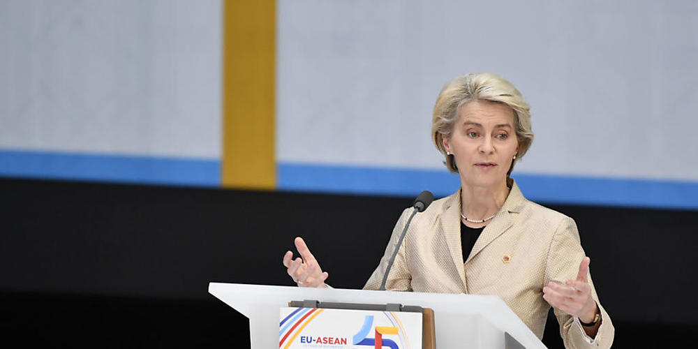 Ursula von der Leyen, Präsidentin der Europäischen Kommission, spricht während Eröffnungssitzung des EU-ASEAN-Gipfels. Foto: Geert Vanden Wijngaert/AP/dpa