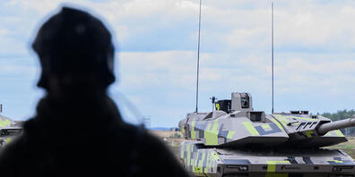 ARCHIV - Ein Kampfpanzer Panther KF51 des Rüstungskonzerns Rheinmetall steht bei einer Führung durch das Rheinmetall-Werk Unterlüß anlässlich der Sommerreise des niedersächsischen Wirtschaftsministers. Foto: Julian Stratenschulte/dpa