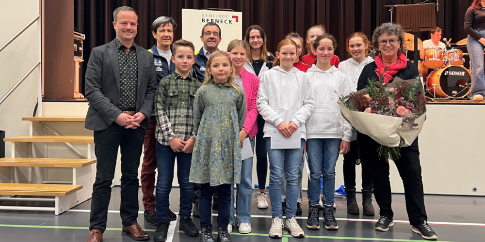 Gemeindepräsident Bruno Seelos (links) mit der Berneckerin des Jahres, Sigrid Seitz (rechts) und den geehrten Sportlerinnen und Sportler.