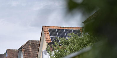 Eigentümer von Photovoltaikanlagen müssen im Kanton Zürich weniger Steuern auf die Einspeisevergütungen zahlen. (Symbolbild)