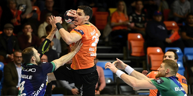 Der 28-jährige Luka Maros hat sich zum Aushängeschild und Leistungsträger bei den Kadetten entwickelt – hier im Einsatz gegen FRISCH AUF! Göppingen. Er verlängert seinen Vertrag bis 2028.