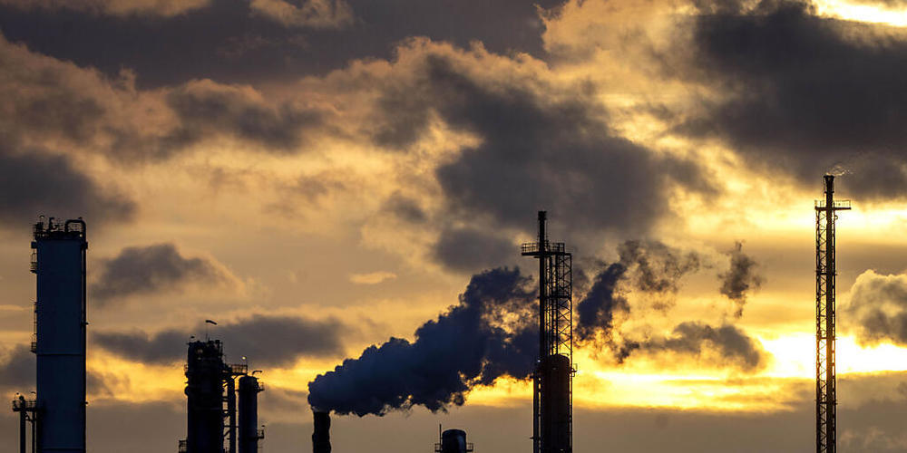 Die deutsche Chemie- und Pharmaindustrie warnt nach einem Produktionseinbruch vor weiteren kräftigen Rückgängen im 2023. Im Bild das Werk des Chemiegiganten BASF in Ludwigshafen. (Archivbild)