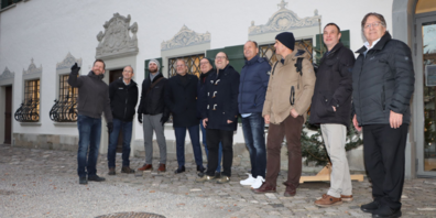 Der Altstätter Stadtrat Andreas Broger (l.) begrüsste seine Kommissionskameraden sowie Gäste des Werdenberger Binnenkanal-Unternehmens zur Jahresabschlusssitzung in Altstätten. Nebst den traktandierten Geschäften blieb noch Zeit, um den Wissenshorizont über die Geschichte von Altstätten zu erweitern.
