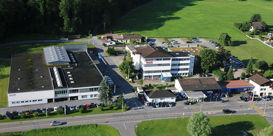 Links im Bild das eigenständige Gebäude/Lager, welches an einen neuen Partner vermietet werden soll. Vertrieb und Verwaltung befinden sich im rechten Gebäude.